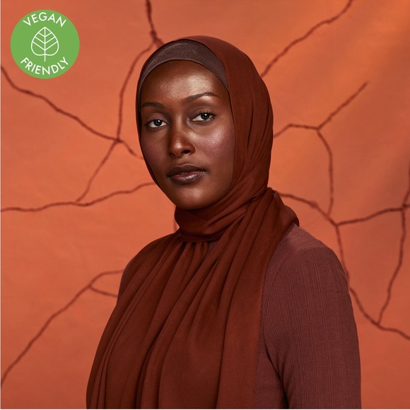 HUDA BEAUTY GloWish Luminous Pressed Powder 11 DEEP - Picture 2 of 6